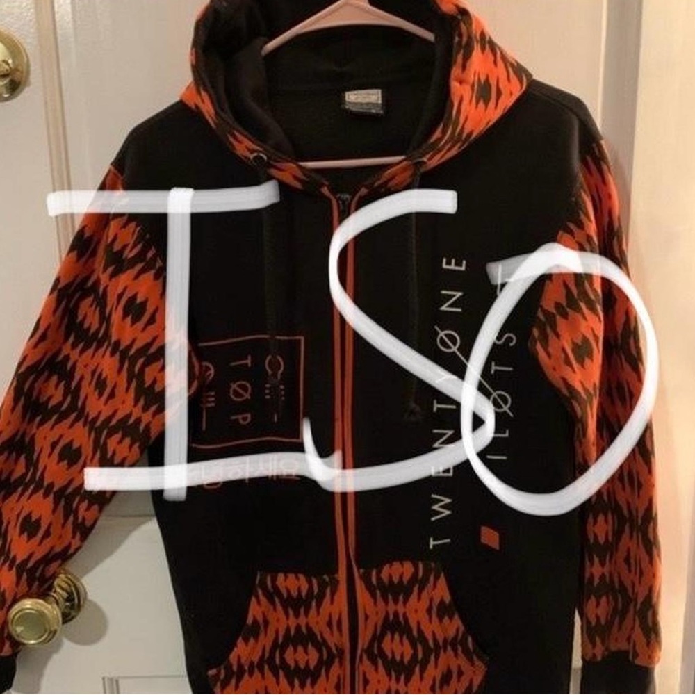 ISO!! TØP MERCH